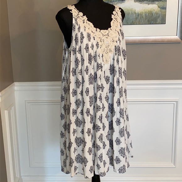 Altar'd State Dresses & Skirts - Excellent Condition! Altar’d State Dress Size Lrg